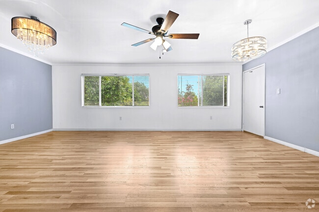 Building Photo - 12801 Moorpark St