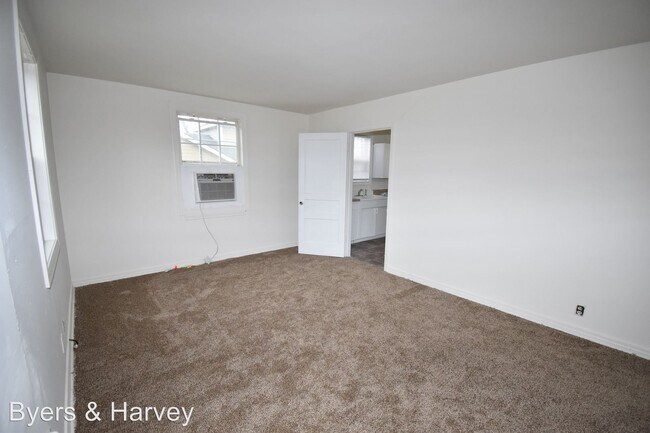 Building Photo - 3 br, 1 bath House - 948 E. Happy Hollow