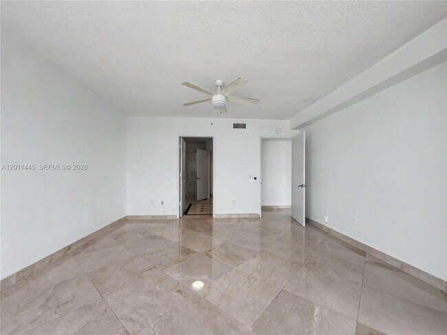 Foto del edificio - 17555 Collins Ave