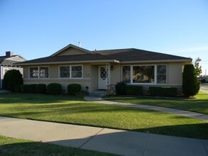 Building Photo - 1104 E Everett Pl