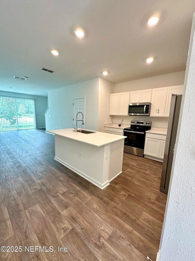 Building Photo - 634 Celtic dr