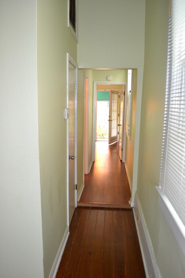 Building Photo - 2534 Chartres St