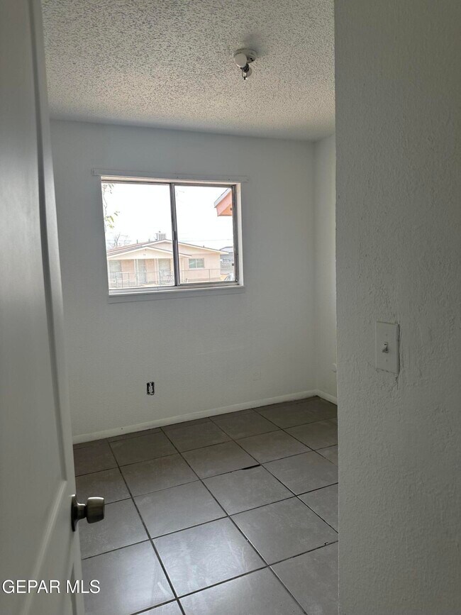 Foto del edificio - 7828 West Dr