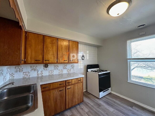 Building Photo - 108 Osborn St