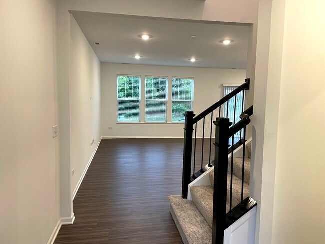 Building Photo - 472 Carpathian Dr