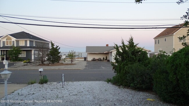 Building Photo - 590 Bayview Dr