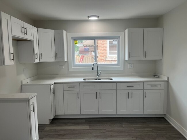 Foto del edificio - 13709 S School St