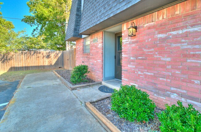 Foto del edificio - Newly Renovated 2bed 2 bath !Townhome