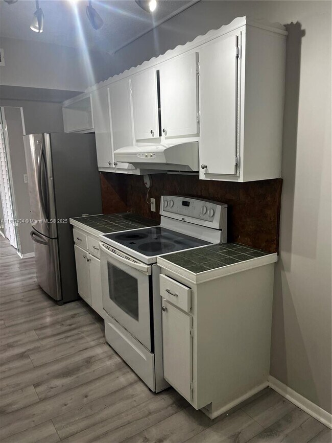Foto del edificio - 4200 Hillcrest Dr