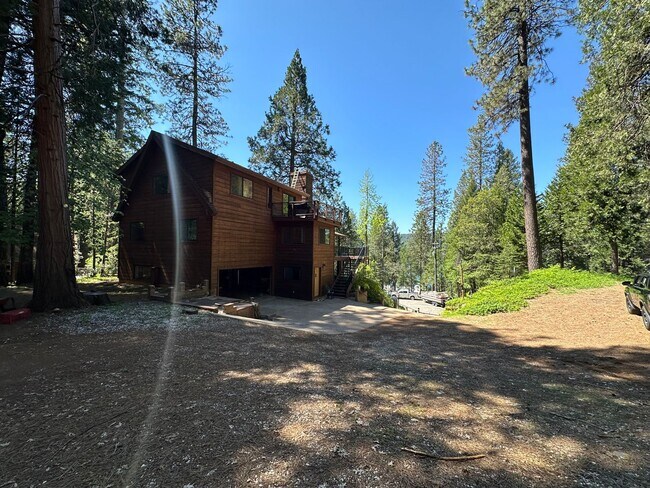 Building Photo - Stunning 3 Bedroom 2 Bathroom Home in Casc...