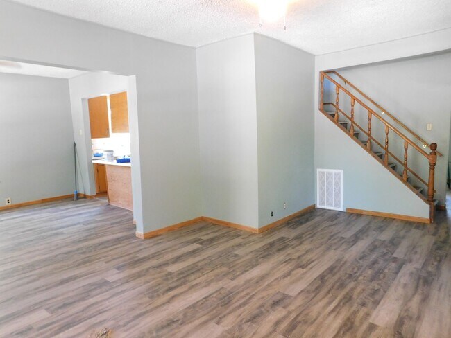 Building Photo - Amazing 4 bedroom/ 2 bath home in Eureka, KS