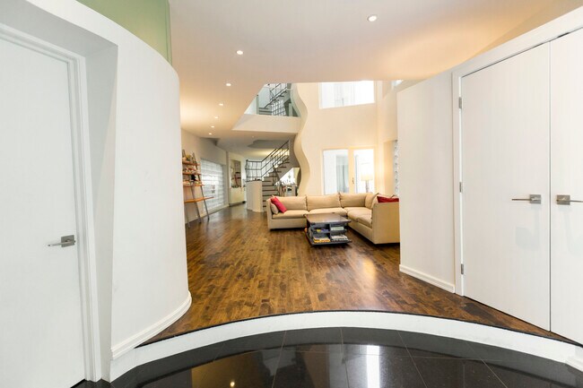 Building Photo - 1249 W Dickens Ave