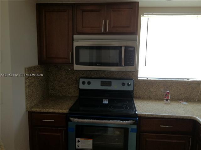 Foto del edificio - 3350 Pinewalk Dr N