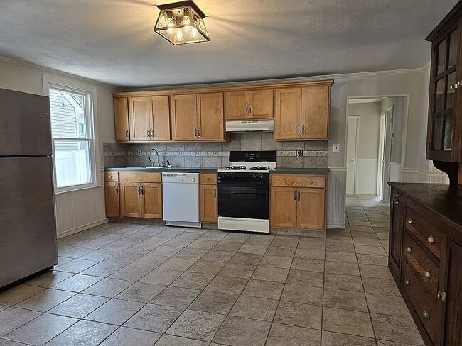 Building Photo - 84 Rollstone Ave