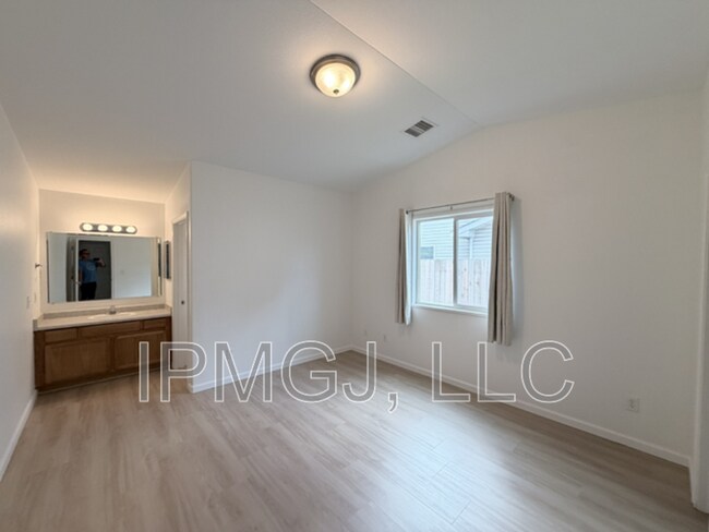 Building Photo - 484 Ridge Ln