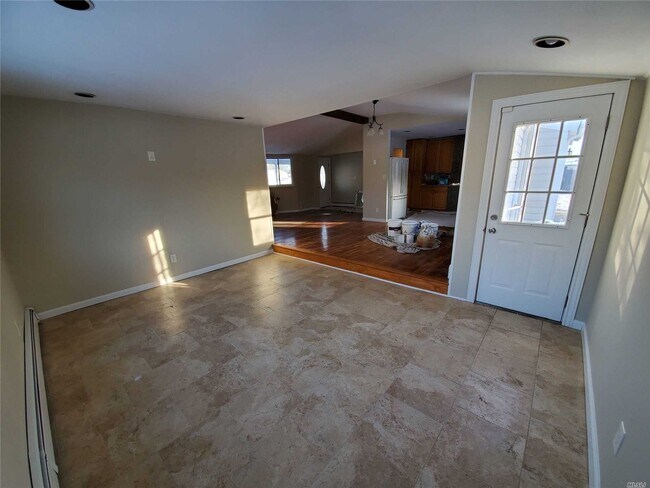 Building Photo - 38 University Heights Dr