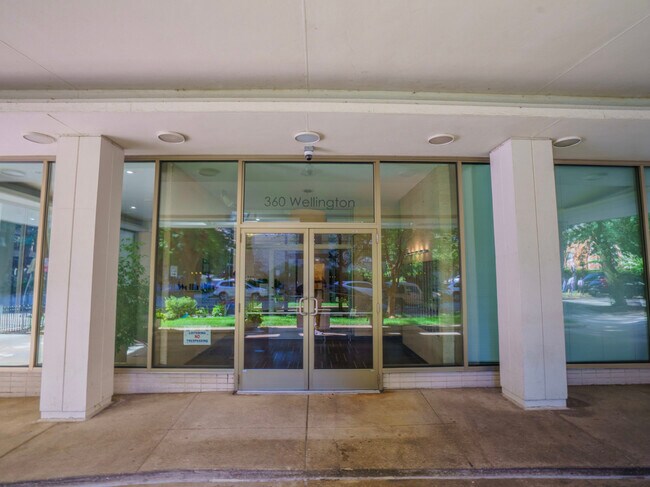 Foto del edificio - 360 W Wellington Ave