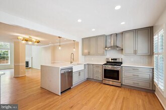 Building Photo - 10924 Bloomingdale Dr