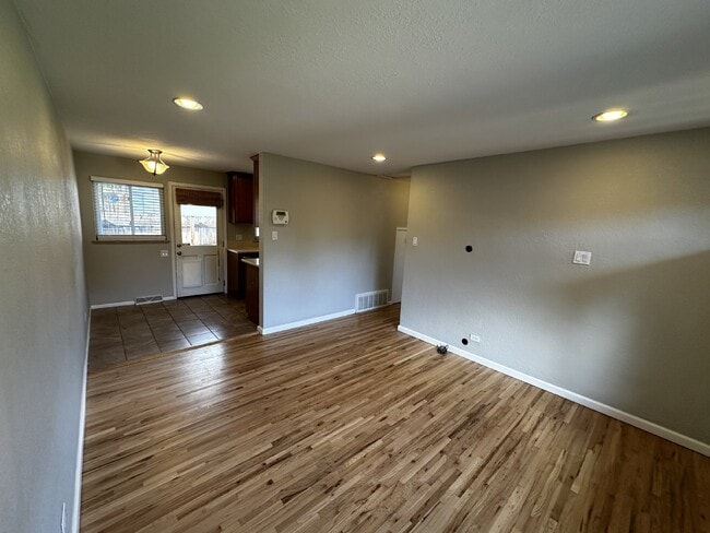 Building Photo - Cozy Home in Sunnyside!