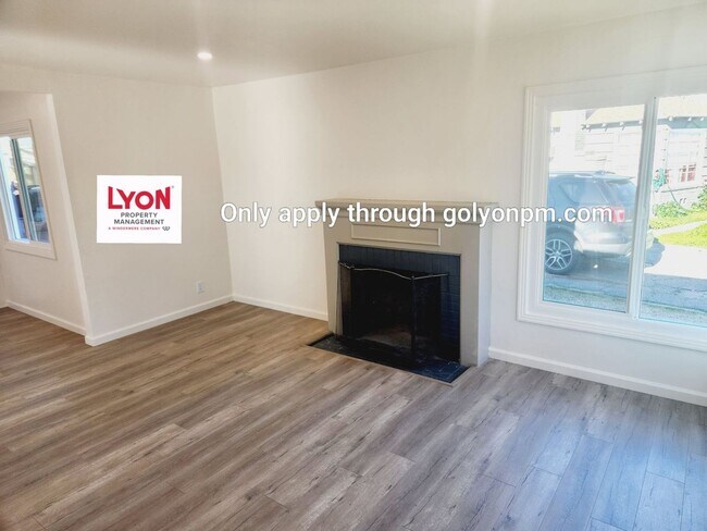 Building Photo - Fully renovated halfplex- Available Now!