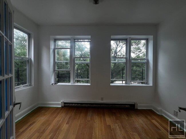 Building Photo - Spacious Fully Renovated 4-Bedroom in Sout...