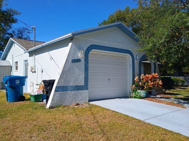 Foto del edificio - 2 bedroom 2 bathroom home with a screened in porch