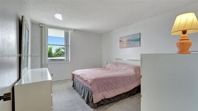 Foto del edificio - 3015 N Ocean Blvd