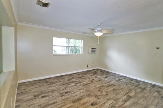 Building Photo - 1935 Edgewater Dr