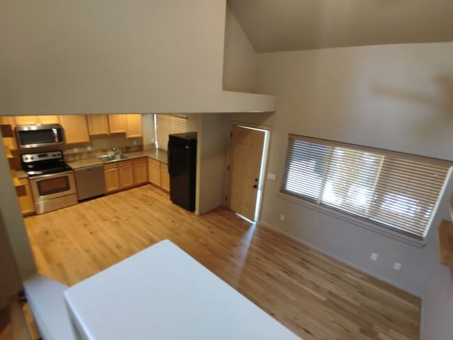 Building Photo - NW 3x2 townhome with primary bedroom on the main level