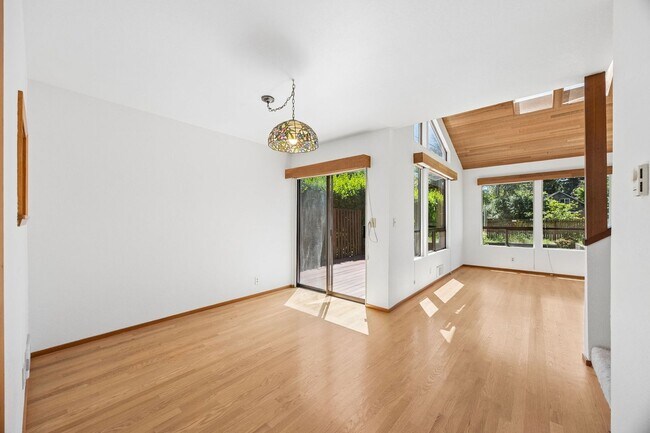 Foto del edificio - Unique 3bd/2.5bth Haller Lake Home in North Seattle, $4,250/mo.