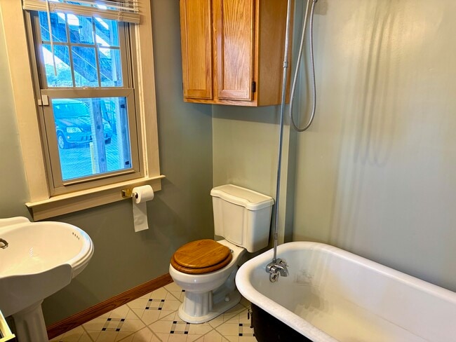 Building Photo - 125 E 39th St