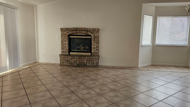 Foto del edificio - Rare Single-Level 3BR Home w/ Yard & 2-Car Garage