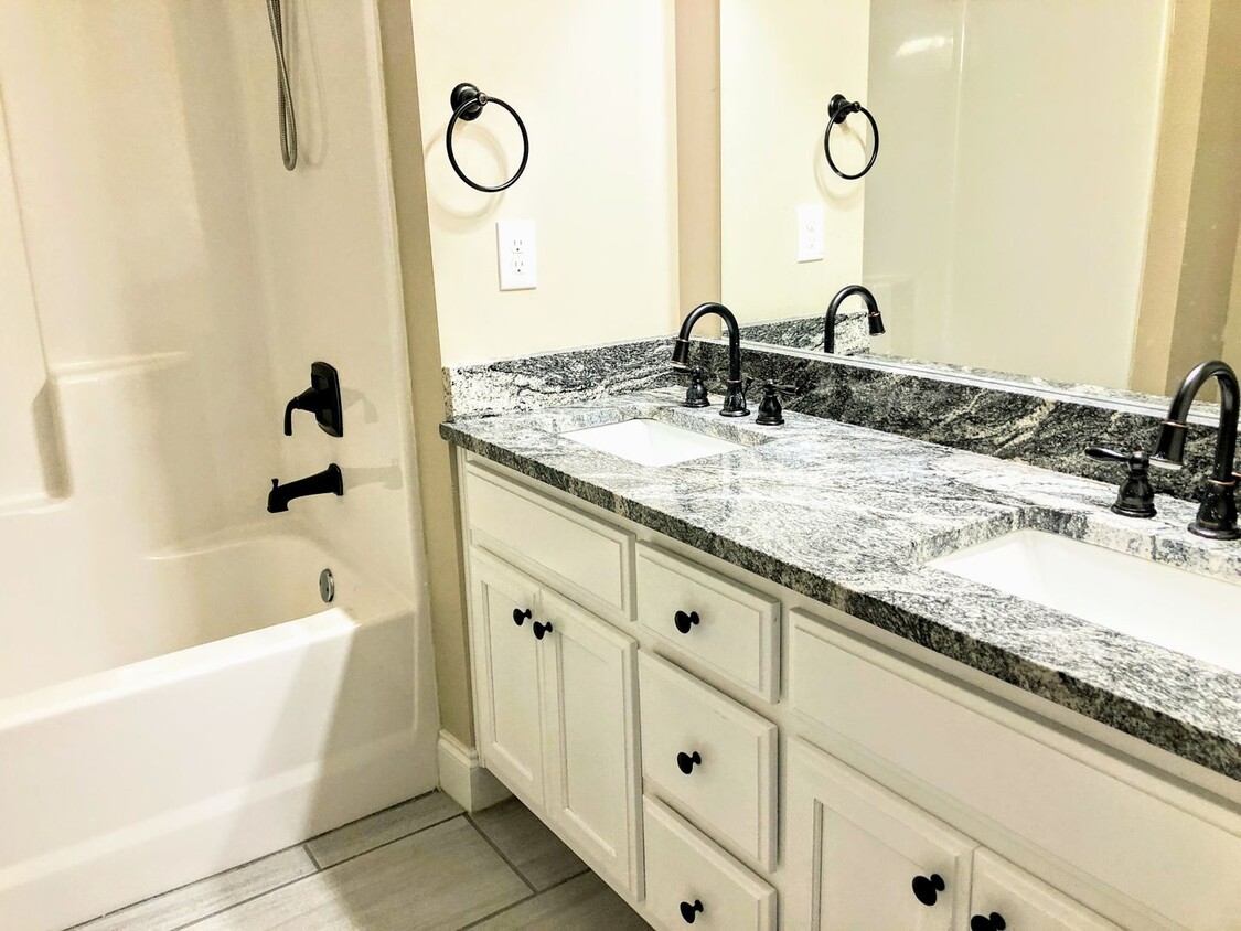 Foto principal - Available August 2025 | Gorgeous 3 BR | 2....
