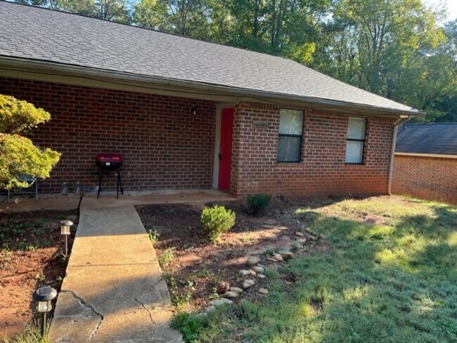 Foto del edificio - Updated 2BR/1.5BA Duplex | Lawn Care & Trash Included