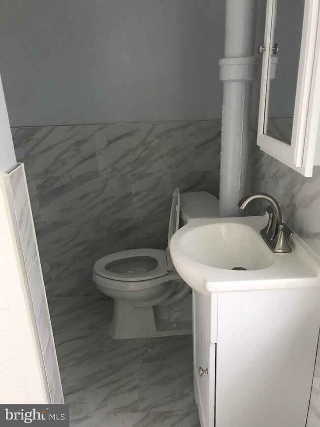 Building Photo - 530 Hermit St