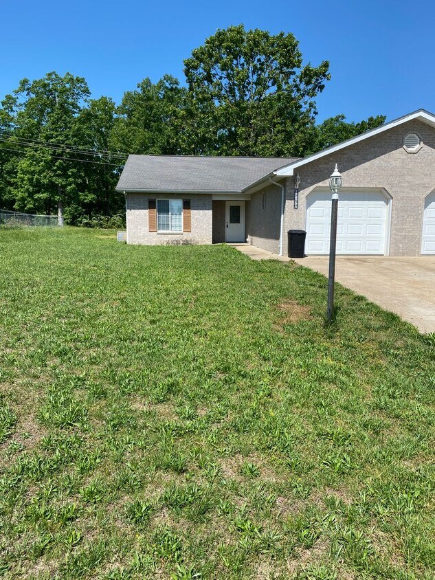 Foto principal - Beautiful 2 bedroom 1 bathroom duplex clos...