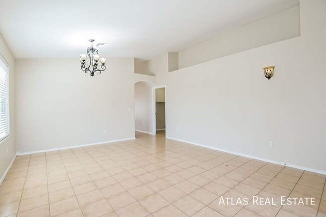 Building Photo - 554 S Sunny Rock Dr