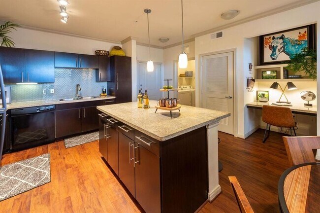 Foto del edificio - 8877 Lakes at 610 Dr