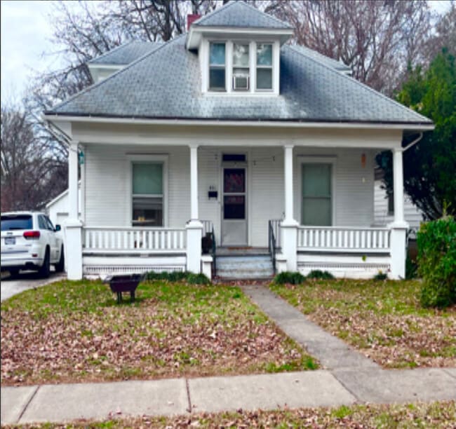 Building Photo - 831 S Pickwick Ave