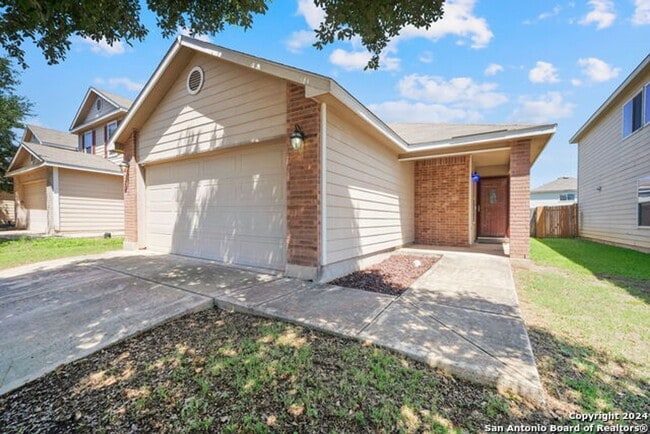 Building Photo - 3 Bedroom 2 Bathrooms located in Silver Oa...