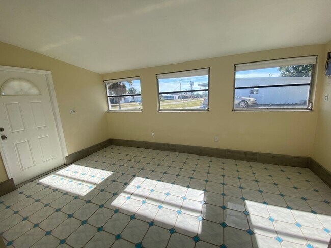 Foto del edificio - Cute 3-Bedroom Home with newer Kitchen & Spacious Yard in Port Charlotte