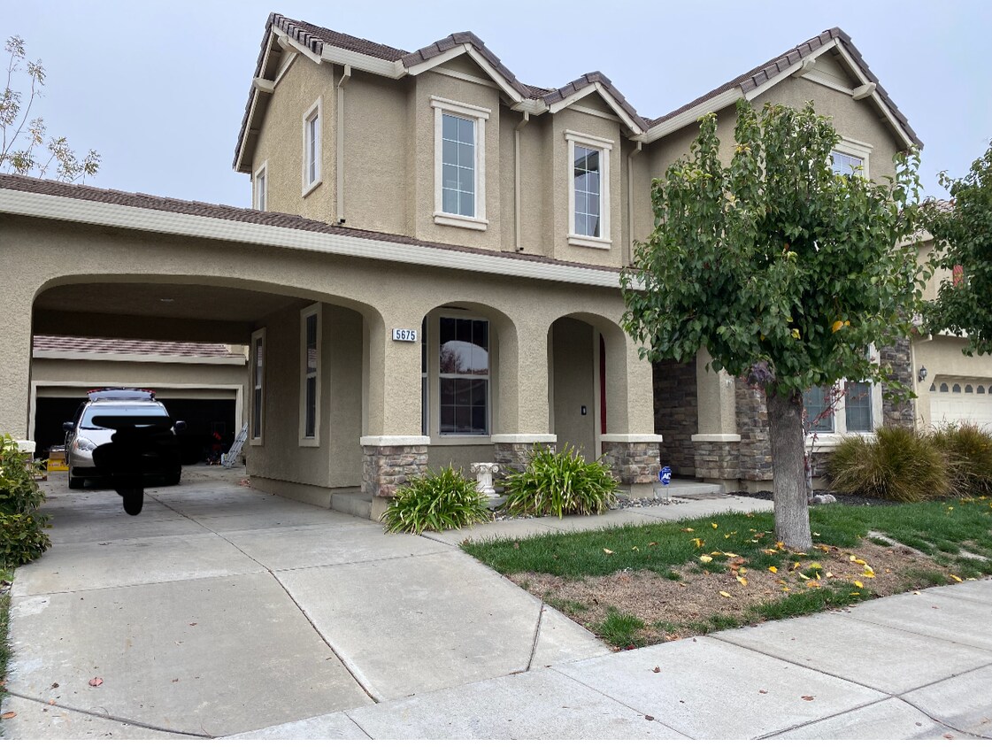 Font drive way - 5675 Lolet Way