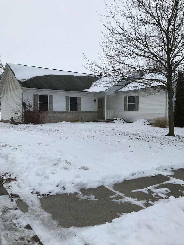 Foto principal - Country Setting 3 Bed/2 Bath Ranch In Wauseon