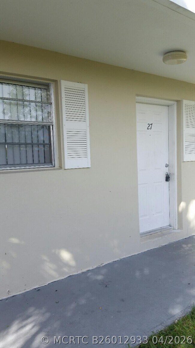 Building Photo - 1501 Crescent Cir