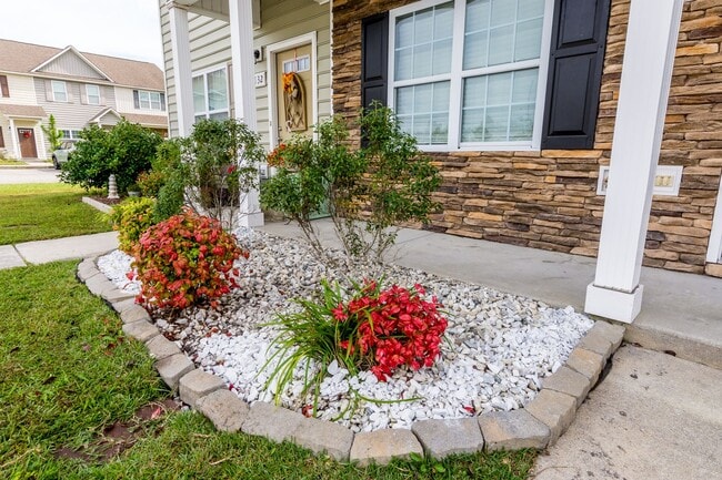 Building Photo - Ready to live close to the beach?