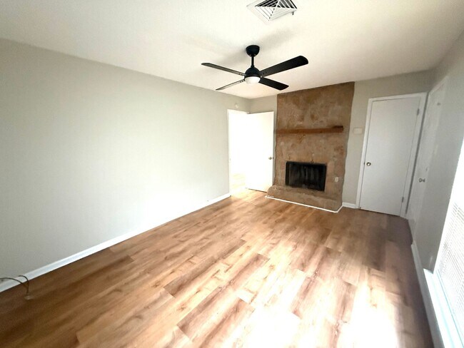 Foto del edificio - **3 Bed 2 Bath located off Wares Ferry Road** Call our self showing number to schedule a tour 334...