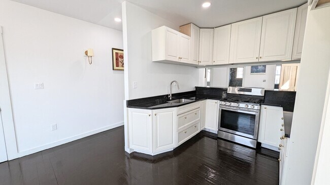 Building Photo - 154 Brightman St