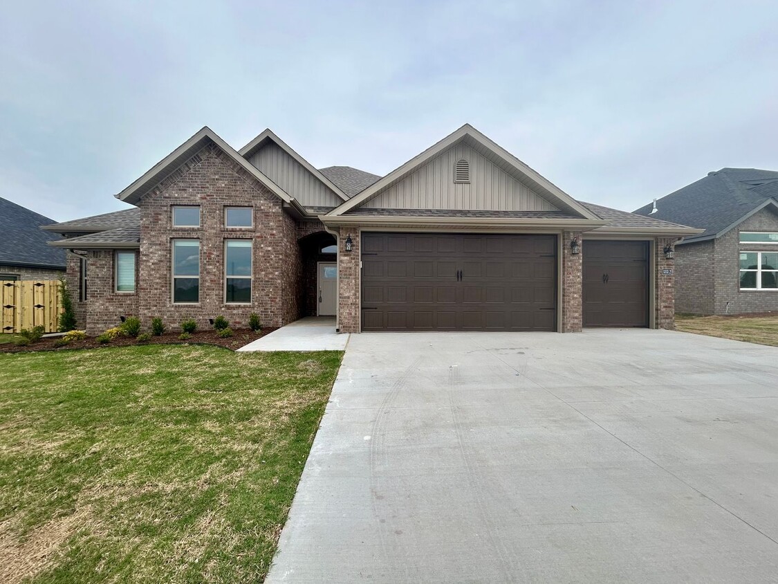 Primary Photo - Beautiful Home in Pea Ridge, 3 Car Garage ...