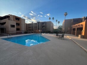 Building Photo - 1810 E Blacklidge Dr