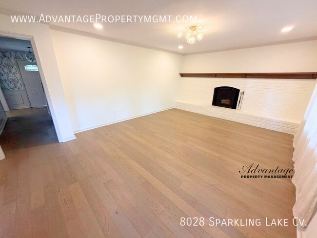 Foto del edificio - 8028 Sparkling Lake Cove